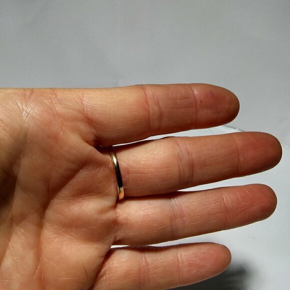 Women`s gold tone white stone crystal ring. - Picture 4 of 5